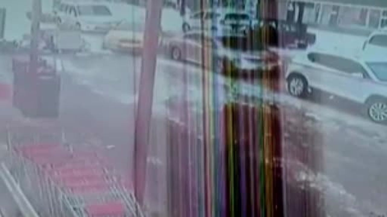 Trafikte kalan taksici, havale geçiren 2 yaşındaki çocuğu kucağında 1 kilometre taşıdı