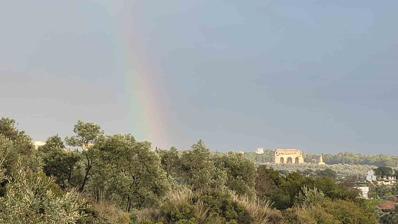 Tralleis'ten yükselen gök kuşağı Efeler semalarını renklendirdi