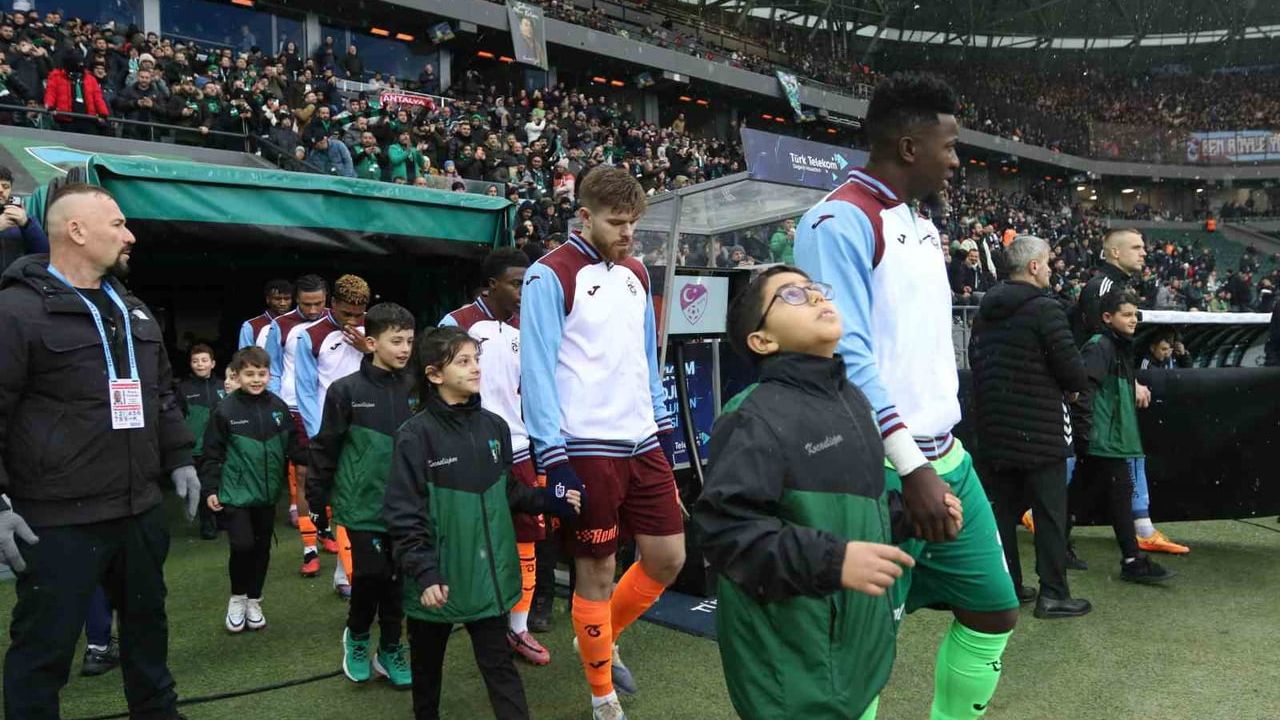 Trendyol Süper Lig 18. Hafta: Kocaelispor - Trabzonspor 0-0 (Maç devam ediyor)