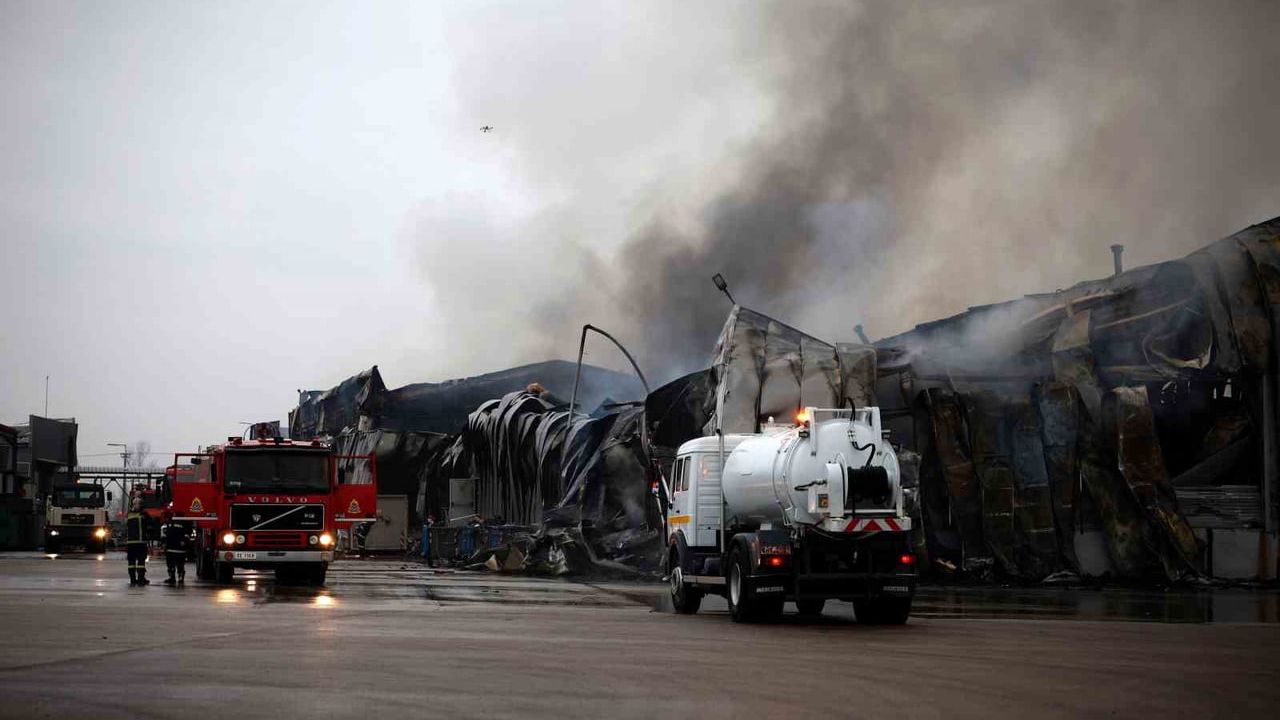 Trikala'da bisküvi fabrikasında patlama ve yangın: 4 ölü, 1 kayıp