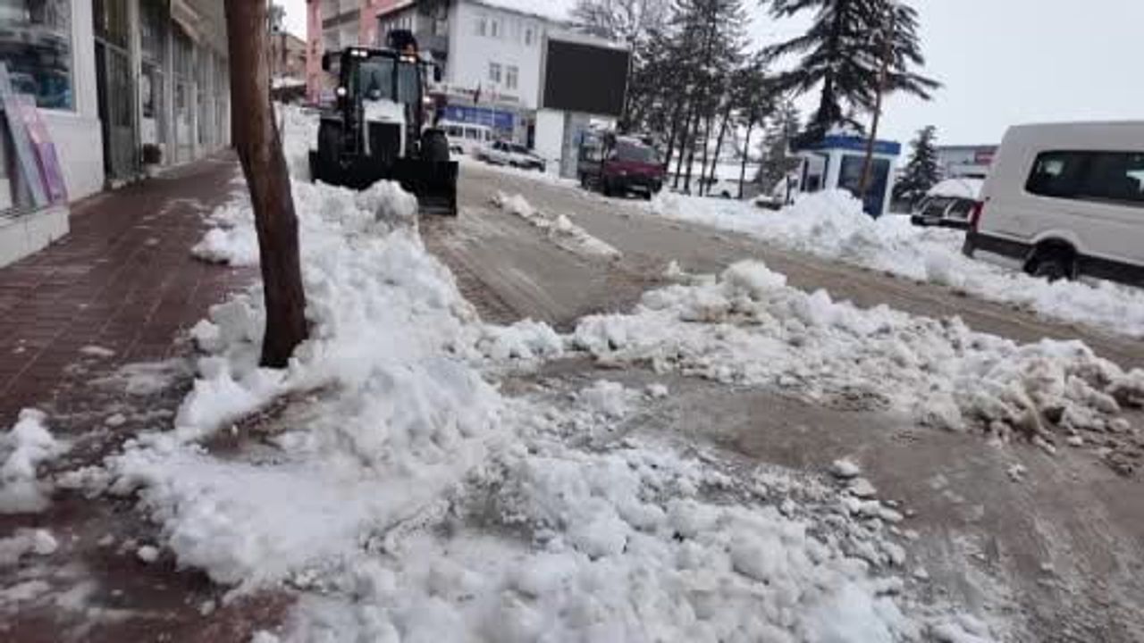 Tufanbeyli’de kar kalınlığı yaklaşık 40 santimetreye ulaştı