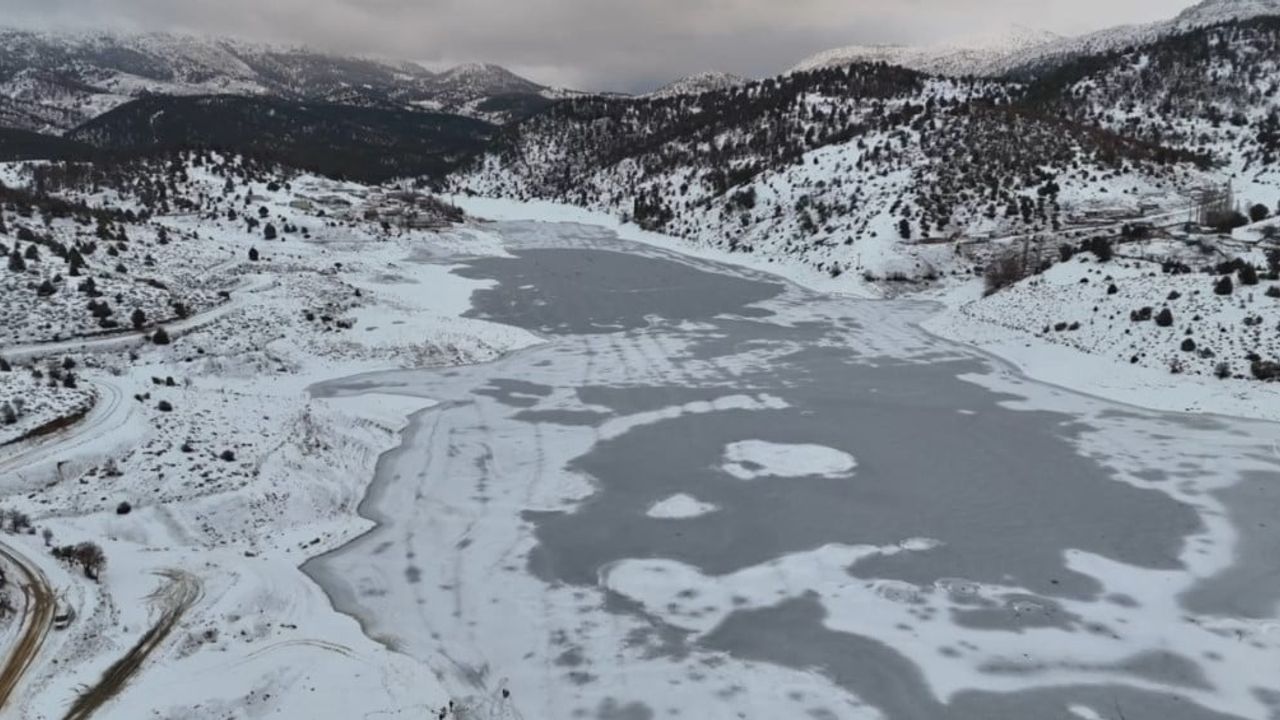 Tufanbeyli'de Kürebeli Barajı eksi 25'te tamamen dondu