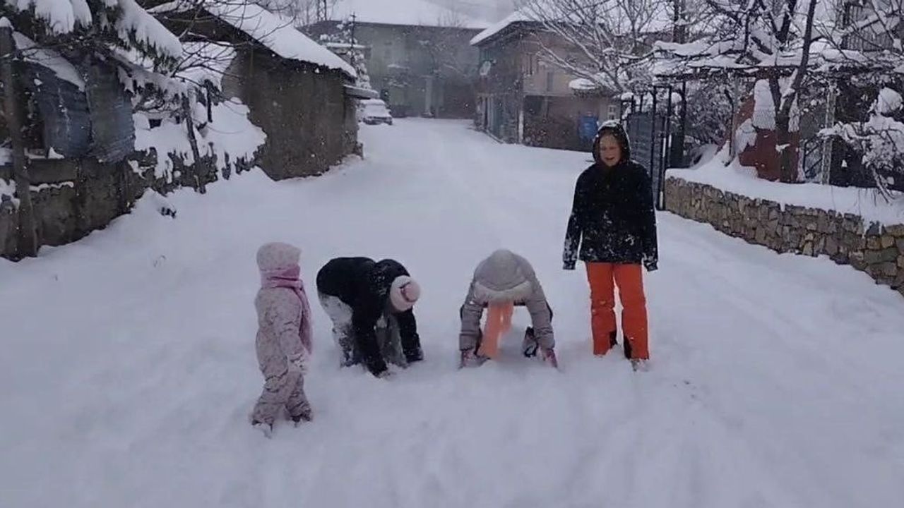 Tufanbeyli'de tipi çocukların kar sevincini engellemedi