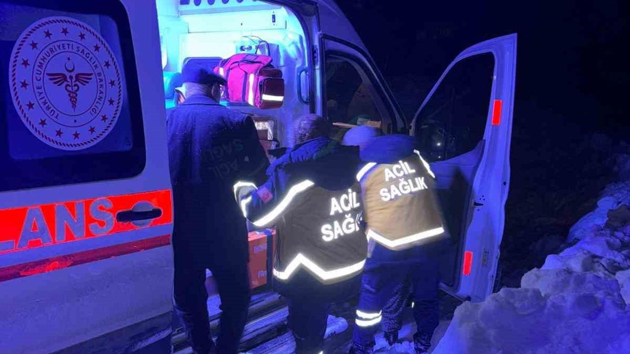 Tunceli'de Aşağı Başakçı'da mahsur kalan hasta 5 saatlik çalışma sonrası hastaneye sevk edildi