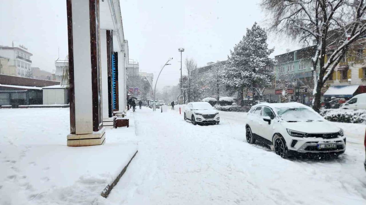 Tunceli’de çocuklar kar ve yılbaşı tatilinin tadını çıkarıyor