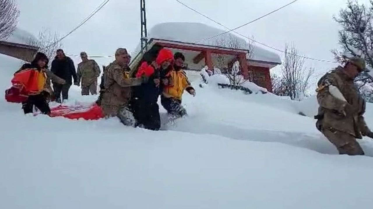 Tunceli’de ekipler 1 kilometre yürüyerek KOAH hastasını ambulansa ulaştırdı