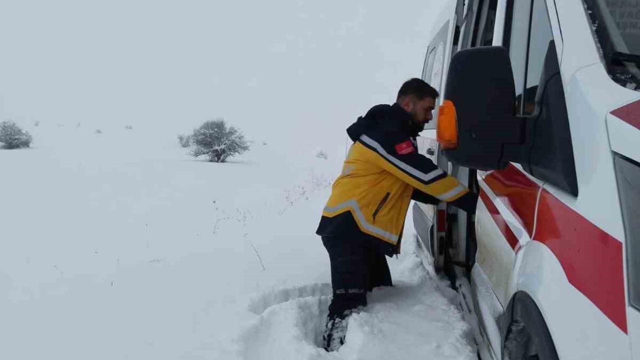 Tunceli’de ekipler pankreas kanseri hastasını zorlu kış koşullarında hastaneye ulaştırdı