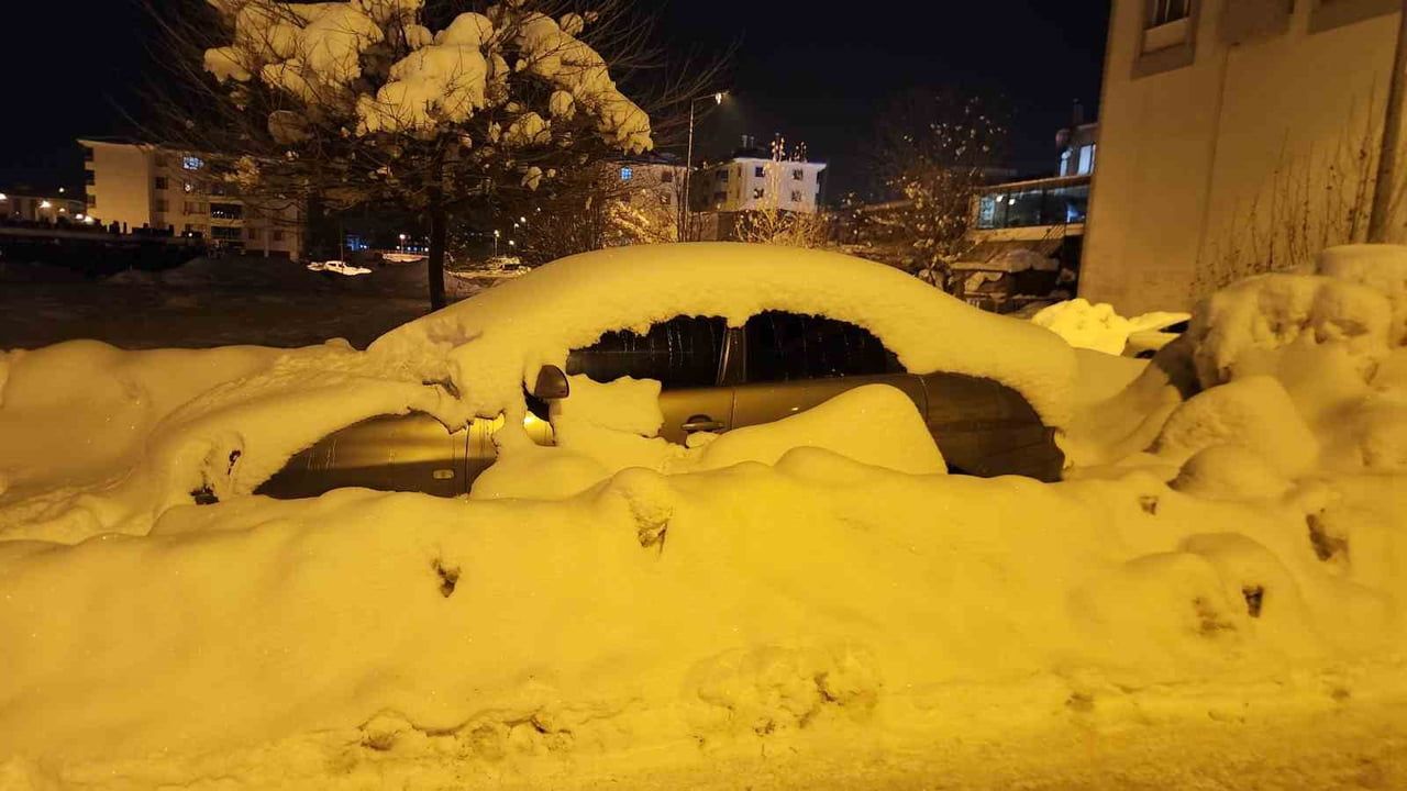 Tunceli'de Kar Esareti: Araçlar Kar Yığınları Arasında Kayboldu