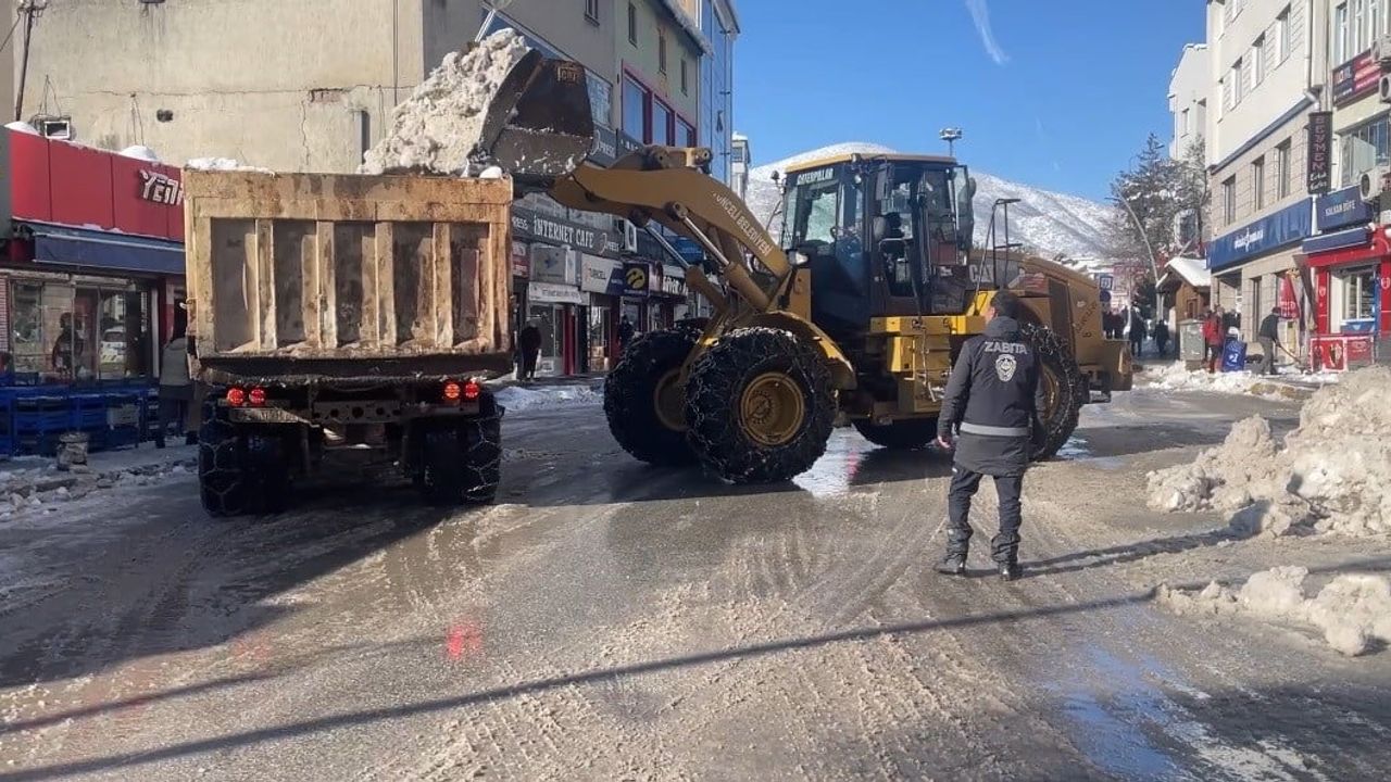 Tunceli'de karla mücadele aralıksız sürüyor