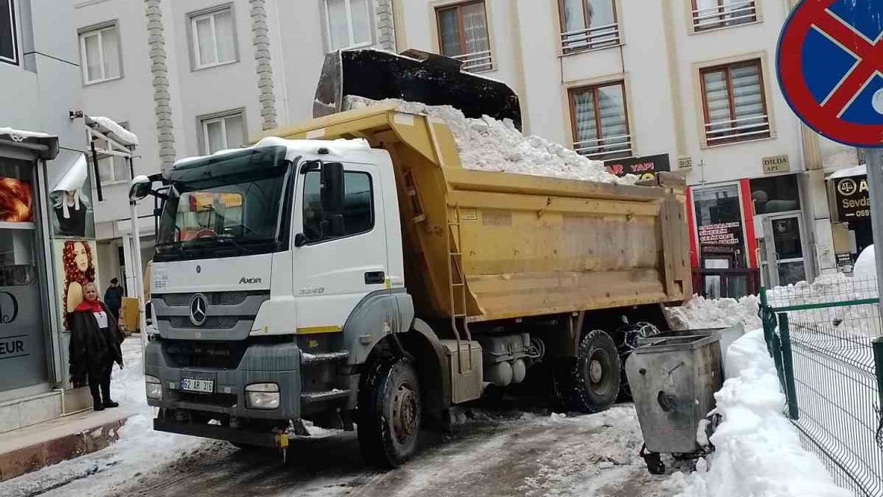 Tunceli'de karla mücadele ekipleri aralıksız çalışıyor