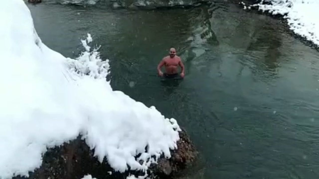 Tunceli’de sıra dışı sahne: Tağar Çayı’nda su samuru ve gençler bir arada