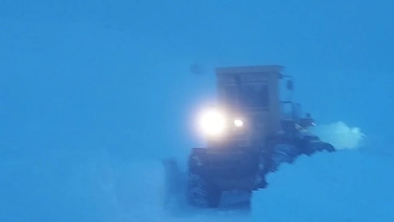 Tunceli'de sis ve kar altında 3 kilometre yürüyerek hastaya ulaşıldı