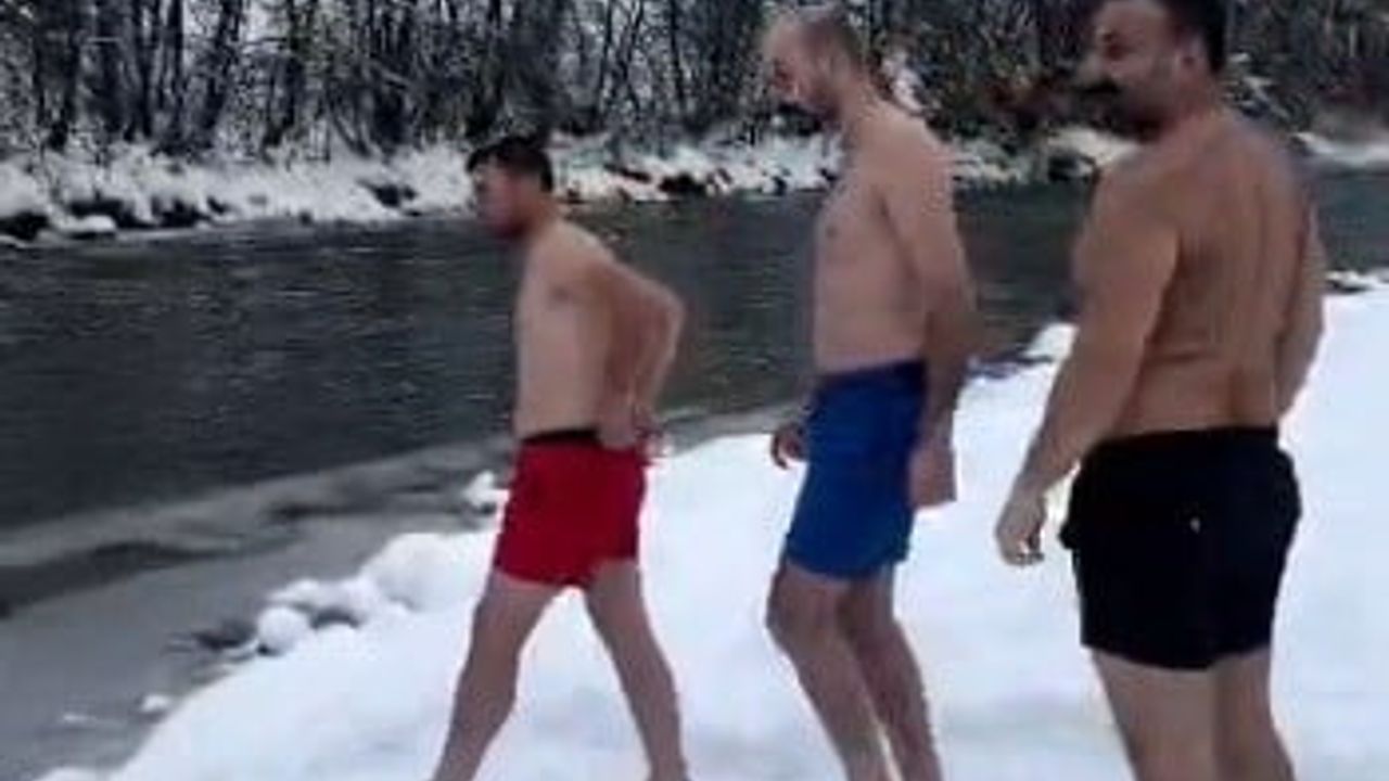 Tunceli'de üç arkadaş Munzur Nehri'nde buzlu suya girdi
