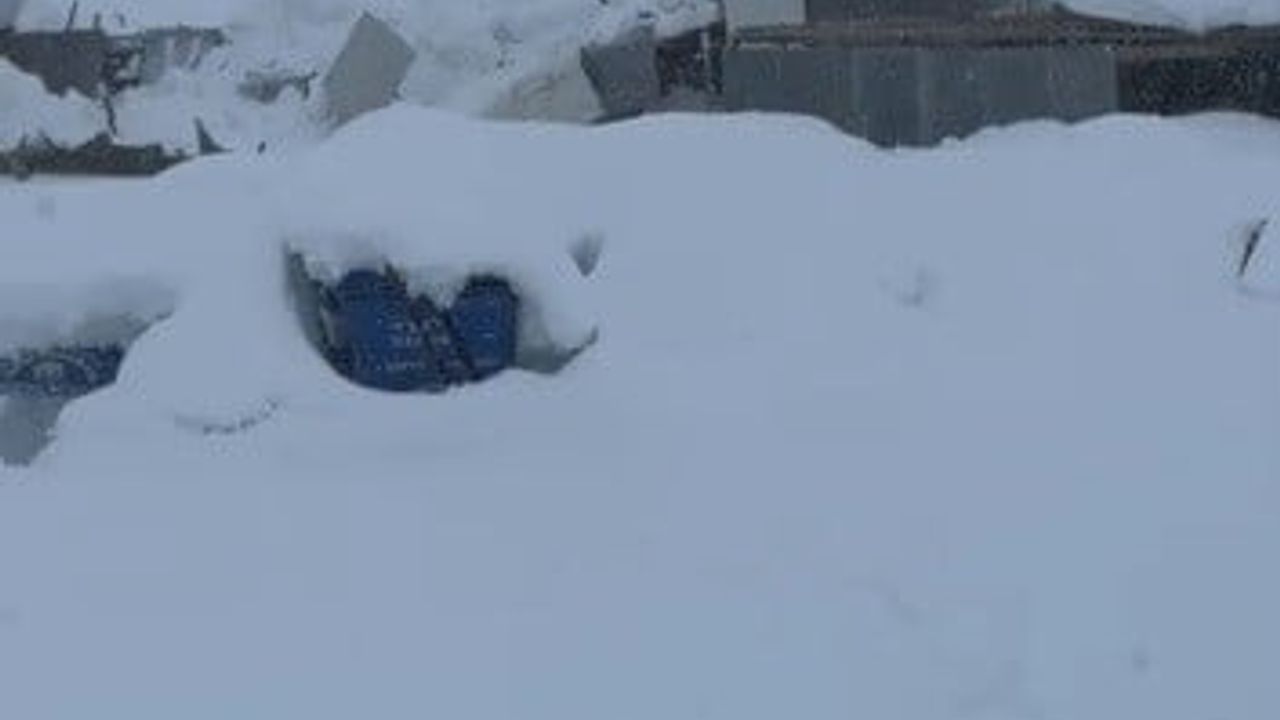 Tunceli Ovacık'ta İş Yeri Çatısı Kar Yüküne Dayanamayıp Çöktü