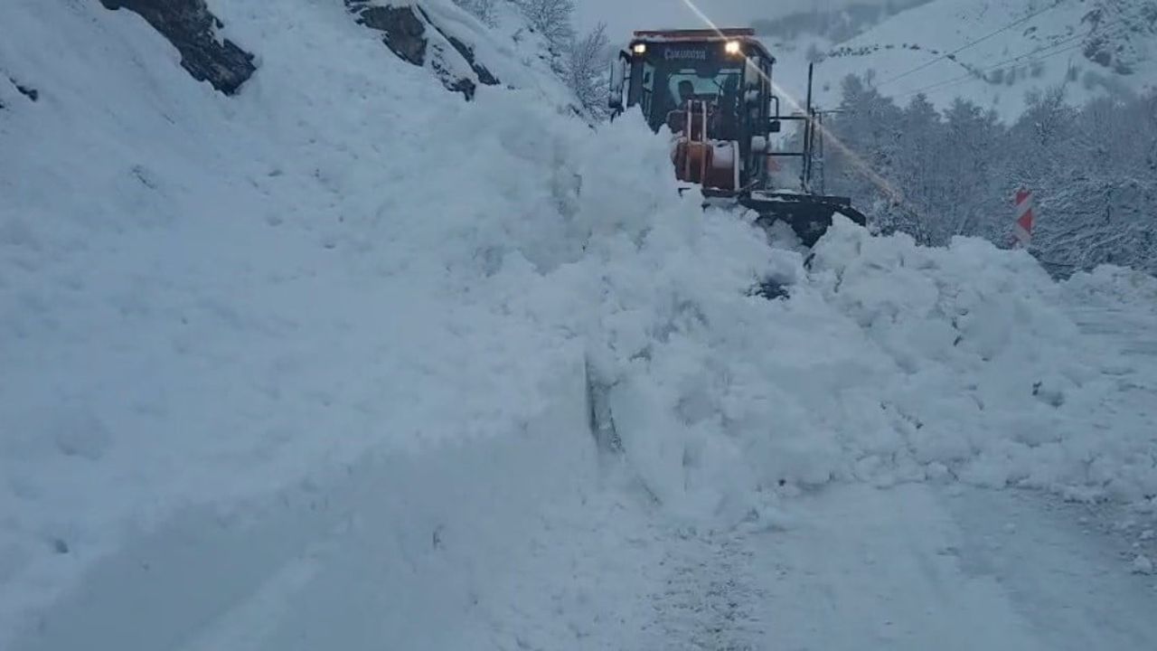 Tunceli-Ovacık yolunda Yoncalı mevkiinde çığ, yol kısa sürede açıldı