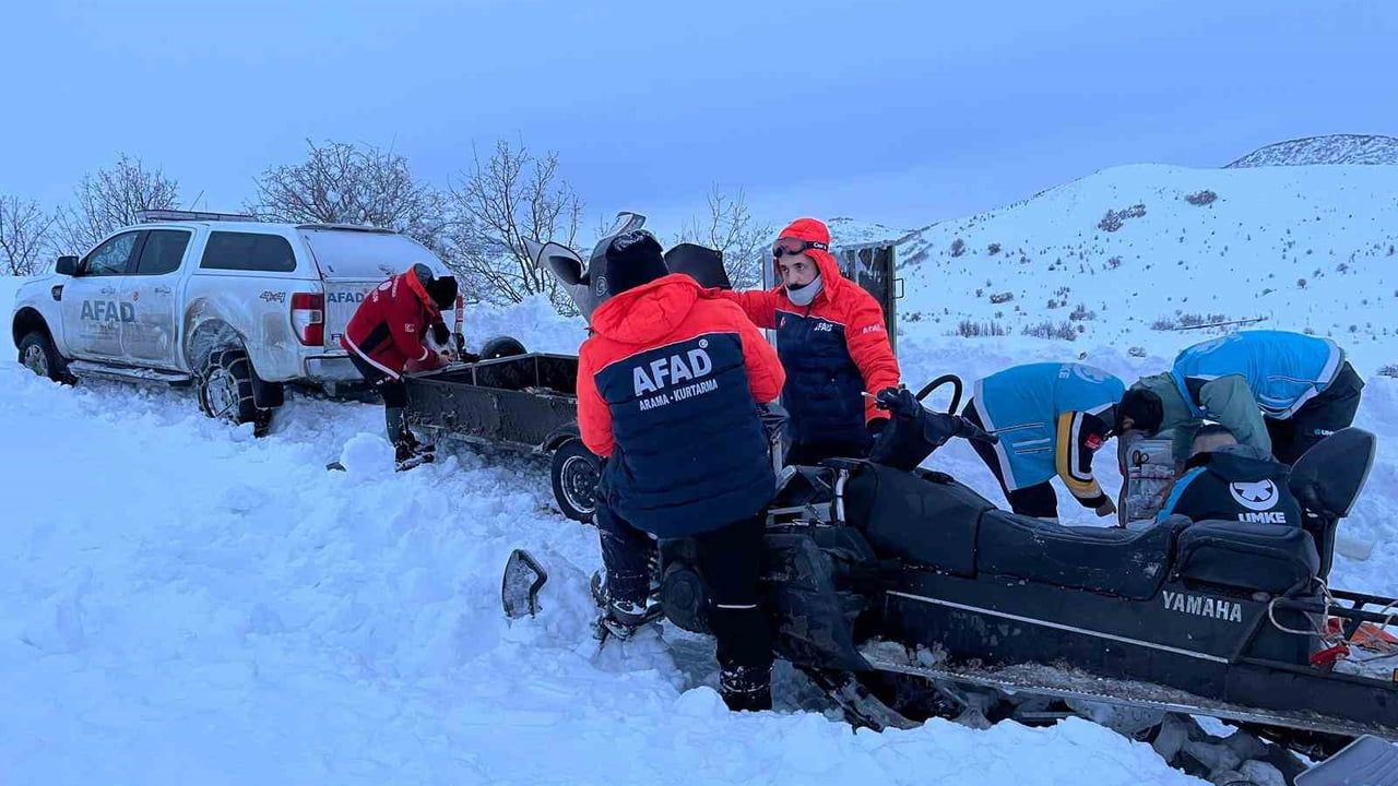 Tunceli Pertek'te koordineli kar kurtarma: 74 yaşındaki hasta hastaneye ulaştırıldı