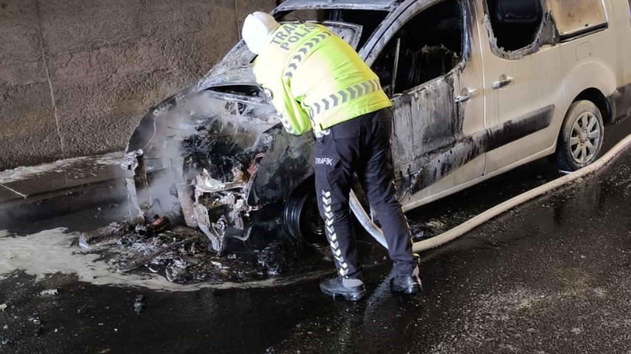 Tüneldeki araç yangını trafik ekipleri tarafından söndürüldü