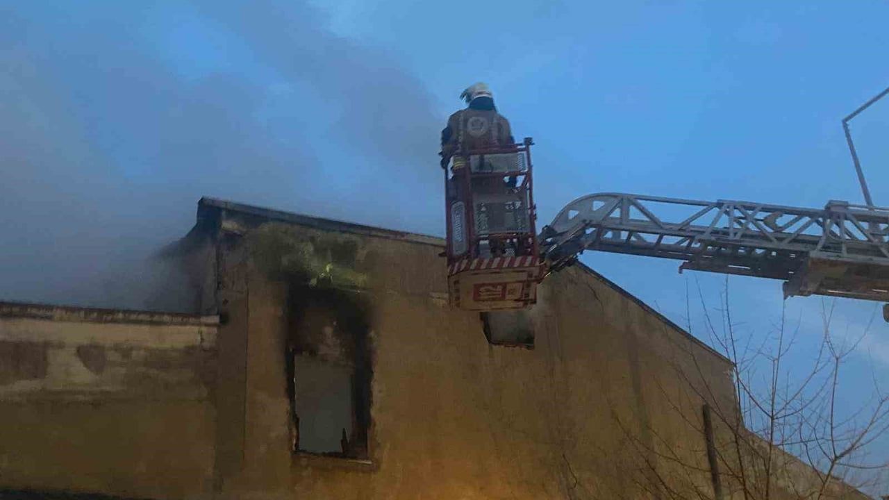 Turgutlu'da mobilya atölyesinde yangın: maddi hasar oluştu