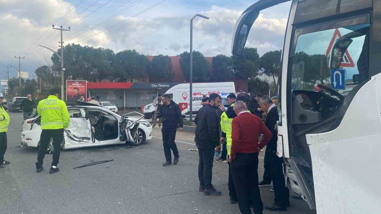 Turgutlu’da otobüs-otomobil çarpışması: 3 kişi yaralandı