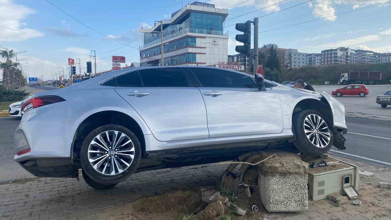 Turgutlu'da otomobil refüje çıktı, elektrik trafosu devrildi: 1 yaralı