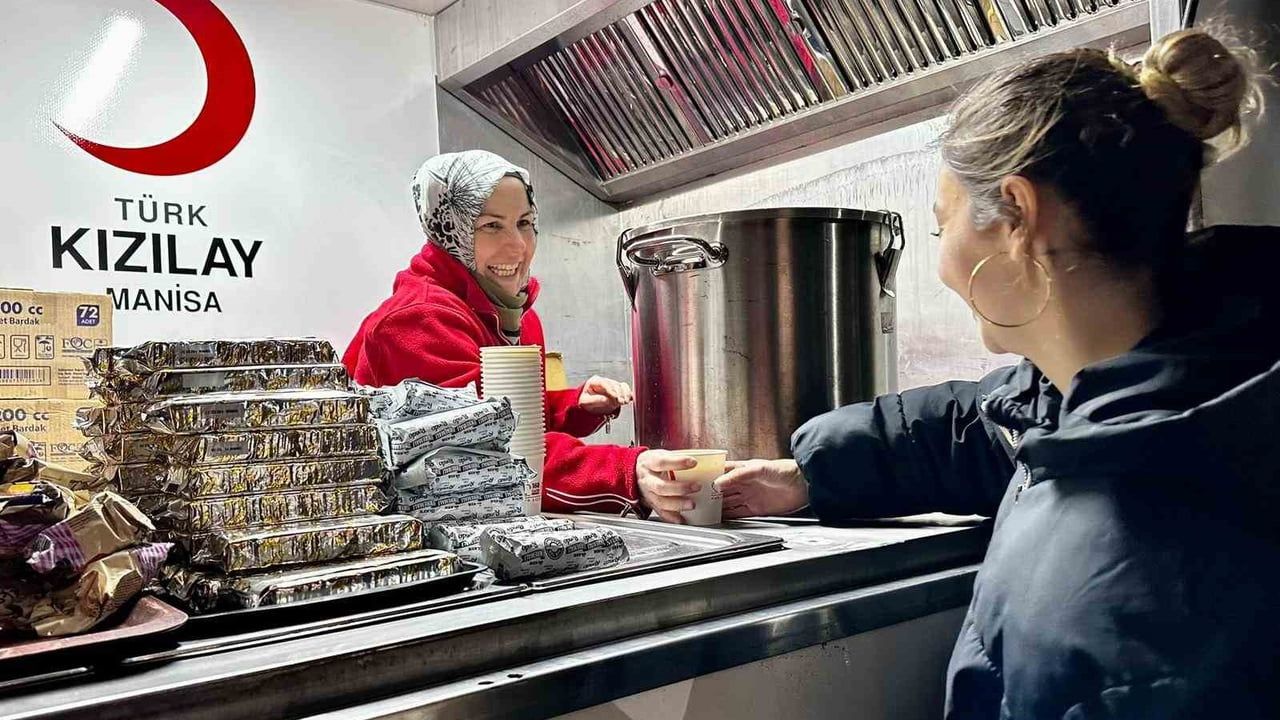 Türk Kızılay Manisa'dan öğrencilere 5 bin kişilik ikramlık