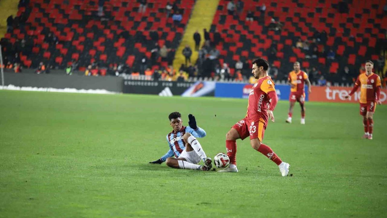 Turkcell Süper Kupa: Galatasaray 4-1 ile finale çıktı