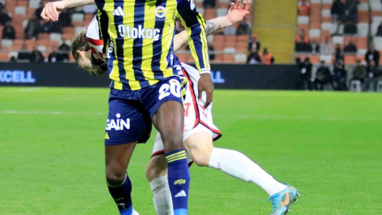 Turkcell Süper Kupa yarı finalinde Fenerbahçe 1-0 önde