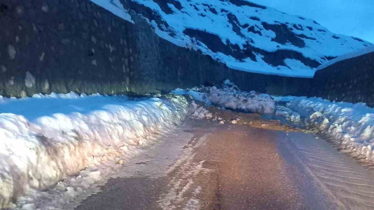 Türkeli'de heyelan Düzler-Celaller grup yolunu kapattı