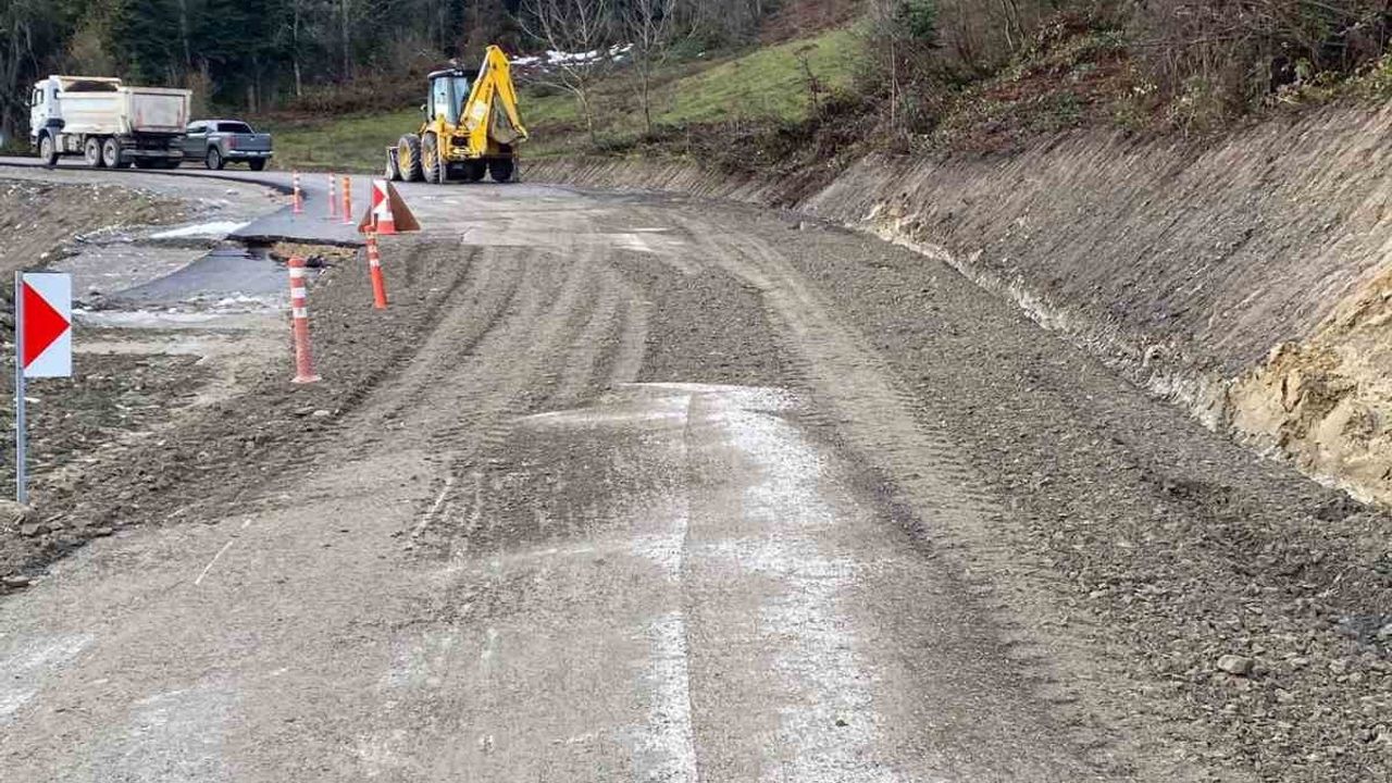 Türkeli'de heyelan: Düzler-Celaller yolunda müdahale tamamlandı