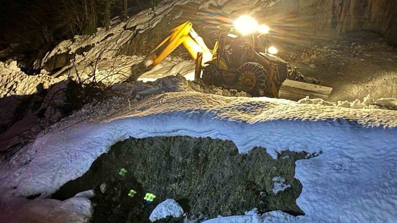 Türkeli'de heyelan sonrası Düzler-Celaller grup yolu yeniden ulaşıma açıldı