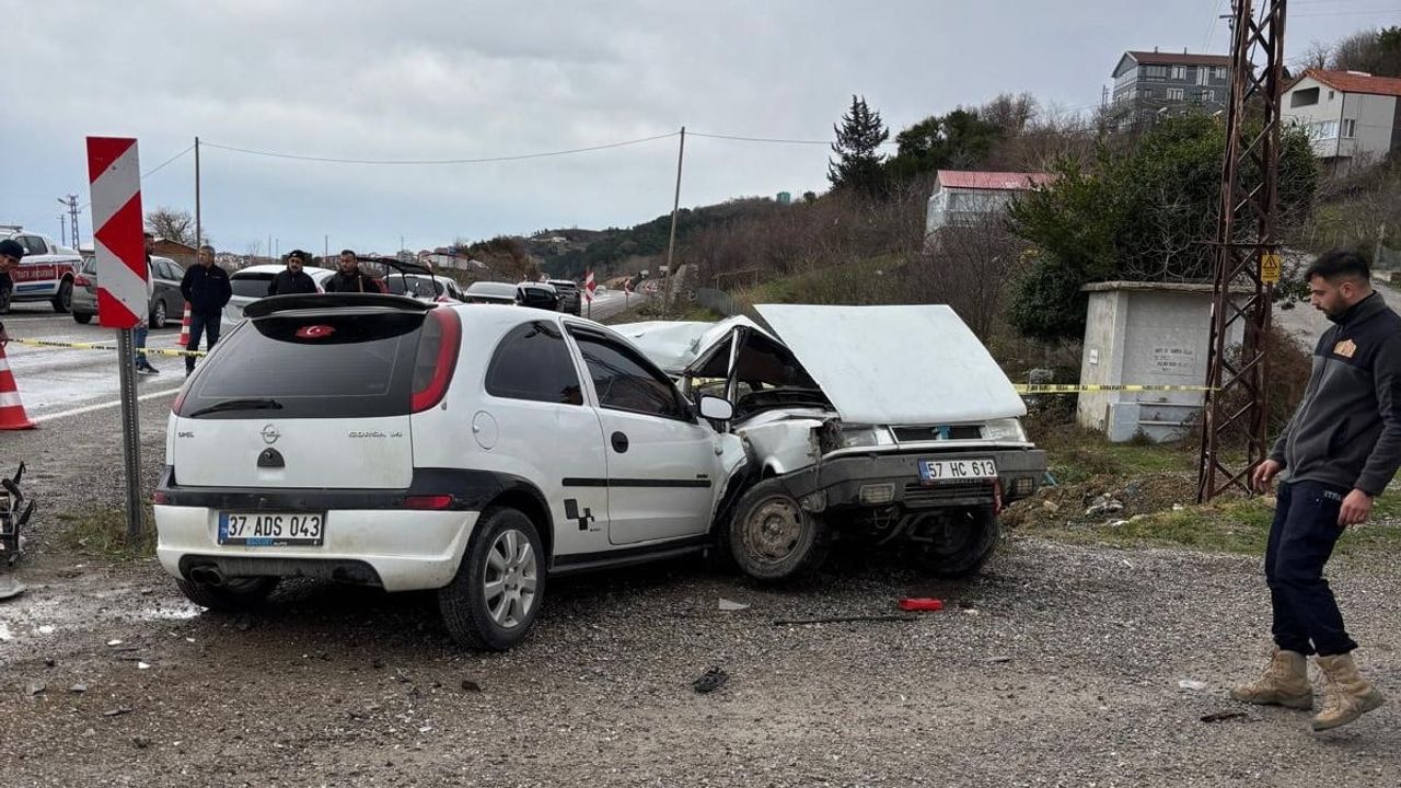 Türkeli'de iki otomobil çarpıştı: 1 kişi yaralandı