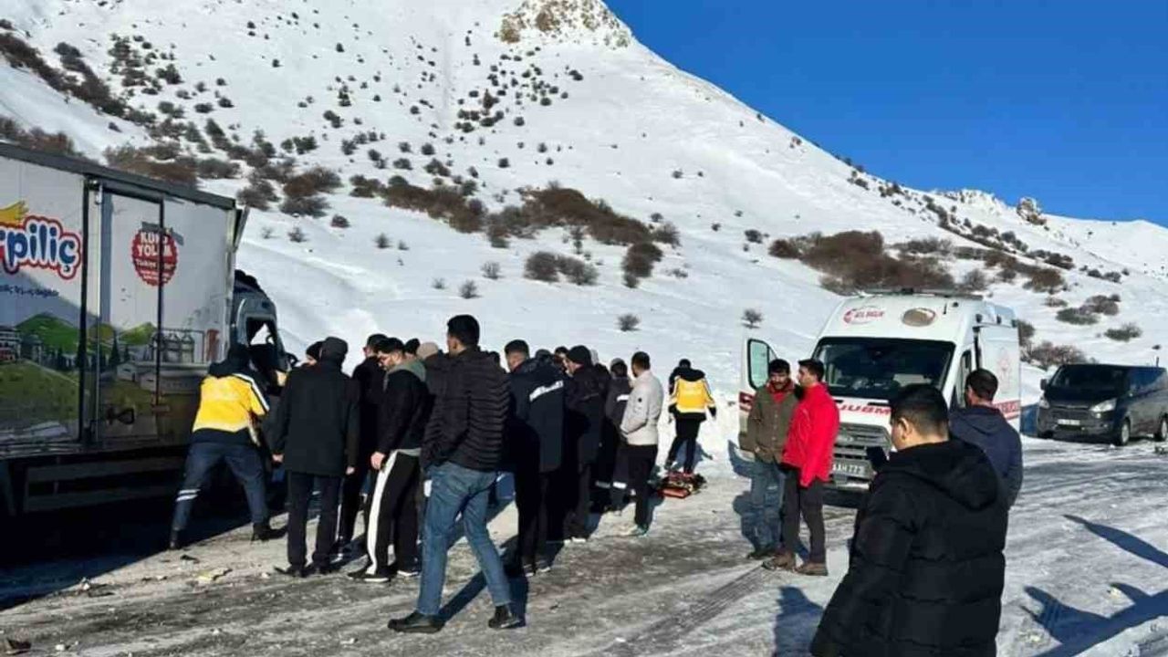 Tutak Otluca köyü mevkiinde otobüs ile kamyonet çarpıştı