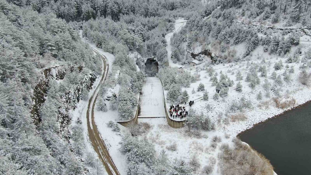 Tuzaklı Göleti kış manzarası ve öğrenci etkinlikleriyle büyülüyor