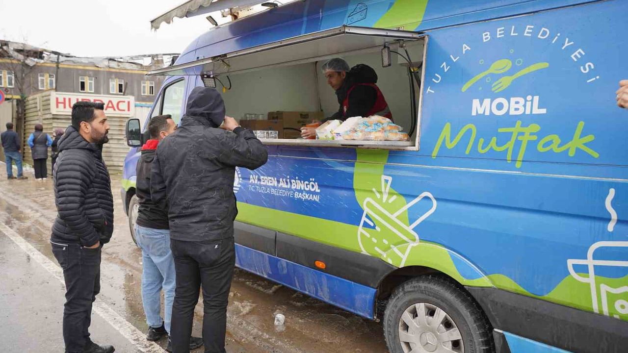 Tuzla Belediyesi, Orhanlı’daki yangında vatandaşlara sıcak destek sundu