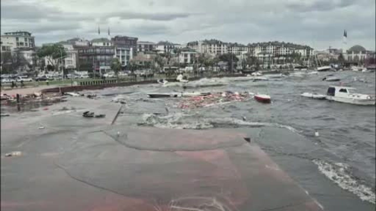 Tuzla'da fırtına denizi taşıdı, sahil yolları sular altında