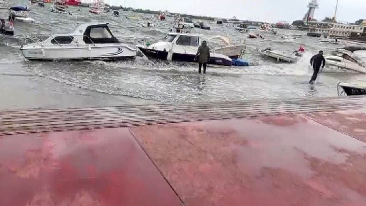 Tuzla'da fırtına: Sahil yolu sular altında, tekneler zorlandı