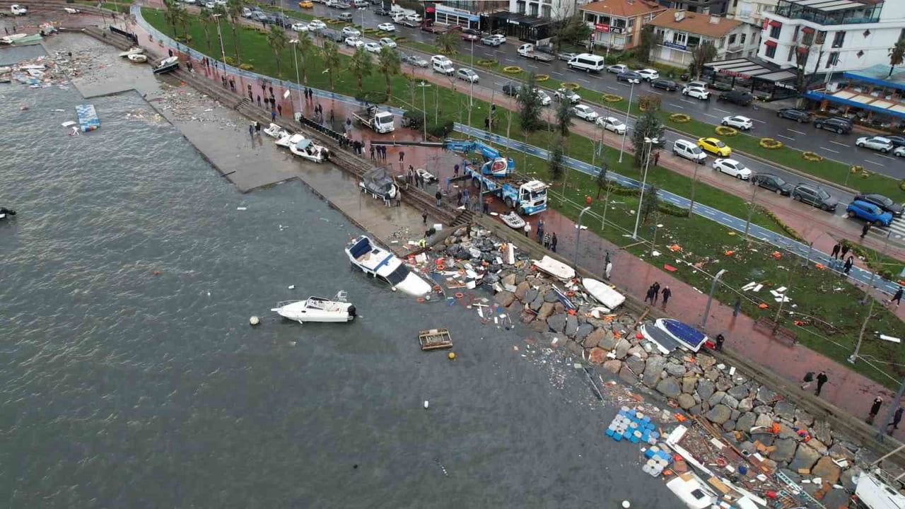 Tuzla'da fırtına sahili ve tekneleri vurdu — Havadan görüntüler ortaya koydu