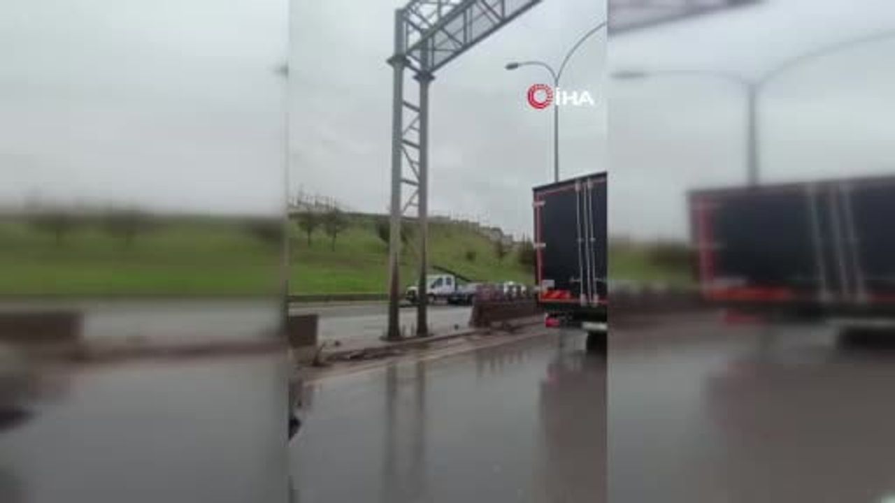 Tuzla'da park halindeki tıra çarpan servis minibüsü: 13 yaralı, 2'si ağır