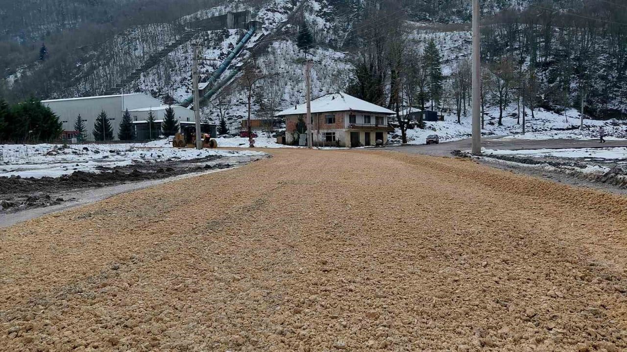 Uğur Köyü'nde malzemeli yol bakım çalışmaları tamamlandı