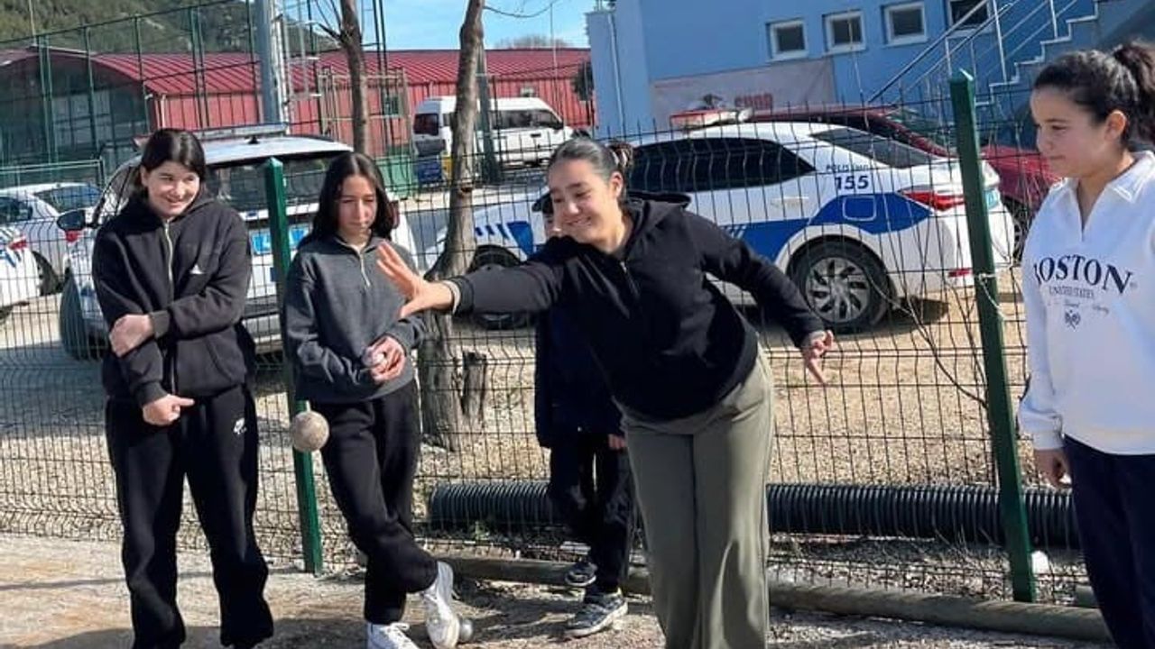 Ula'da kuşaklar bocce sahasında bir araya geldi