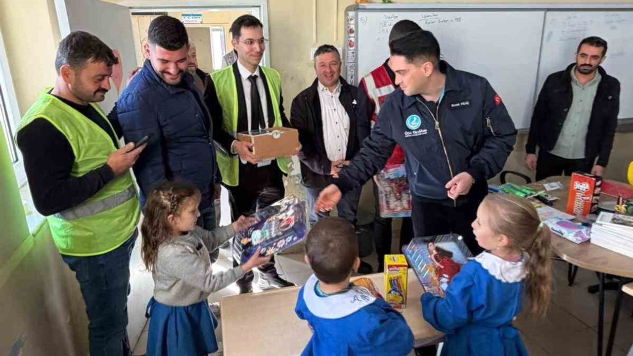 Ülkü Ocakları İzmir'den Bayındır Kızılkeçili İlkokulu'na eğitim desteği