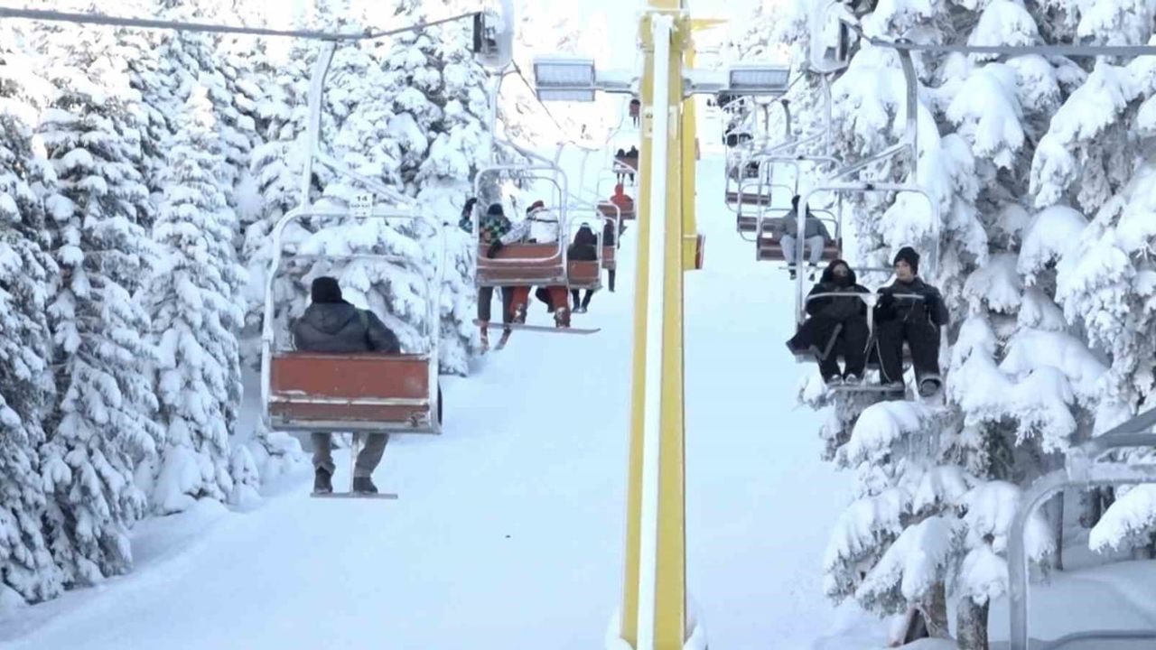 Uludağ’da sömestr ve hafta sonu birleşti: Telesiyej kuyrukları ve sucuk ekmek keyfi