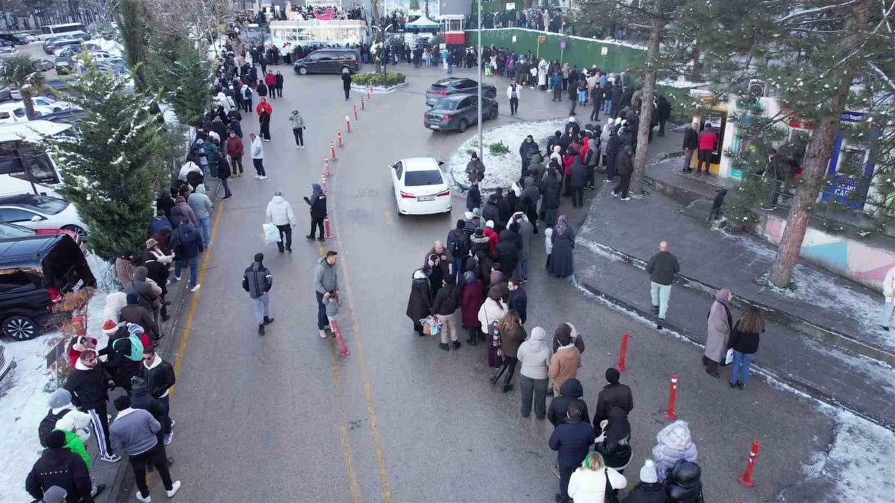 Uludağ'da teleferik kuyruğu metrelerce uzadı: Zirveye ulaşmak uzun sürdü
