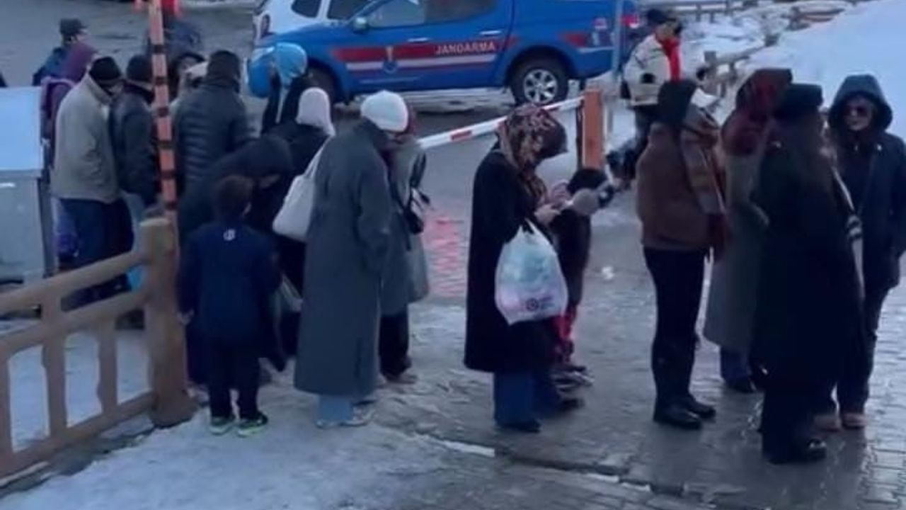Uludağ'da teleferik kuyrukları metrelerce uzadı
