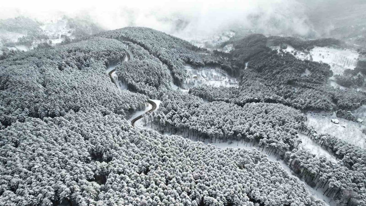 Uludağ’ın Virajları Beyaza Büründü: Drone Görüntüleri Görsel Şölen Sunuyor