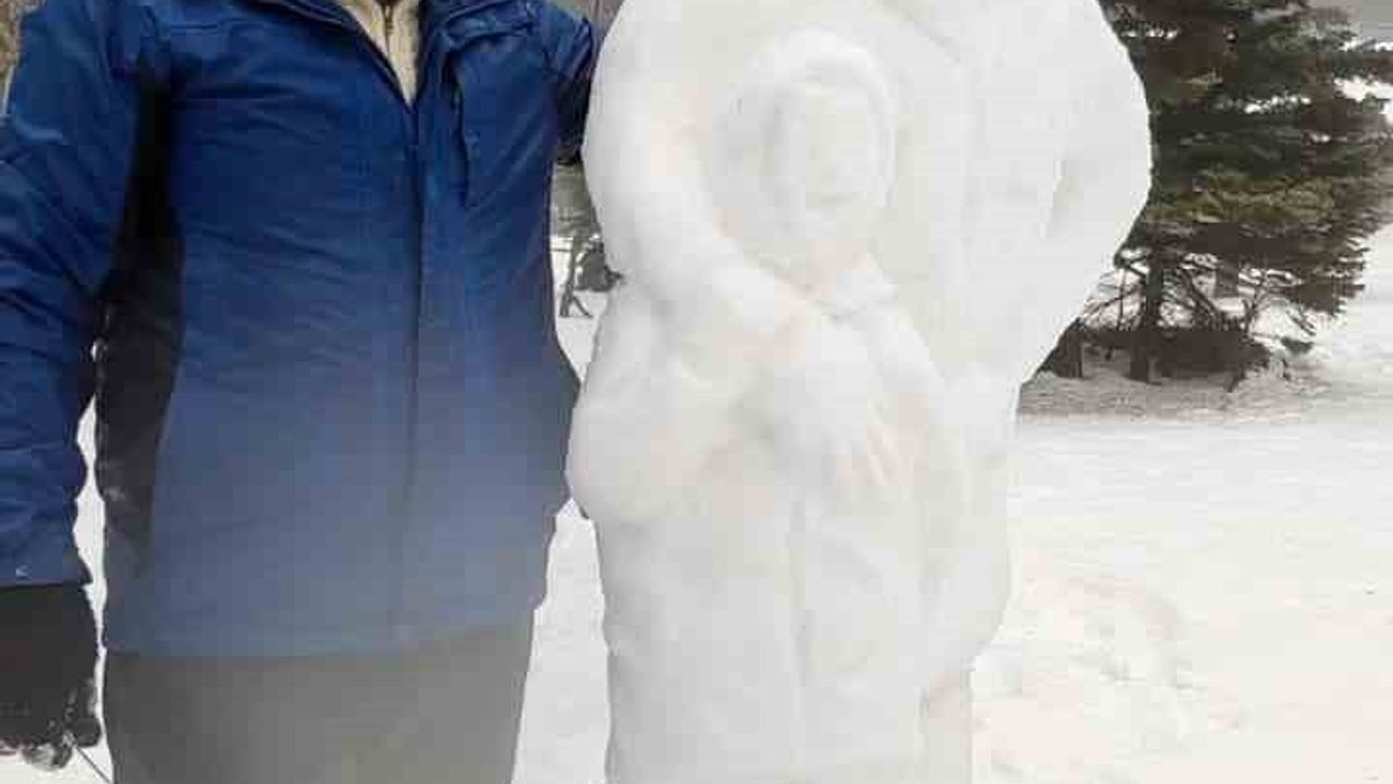Uludağ Sarıalan'da kardan heykel: Anne ve çocuk figürü ilgi çekti