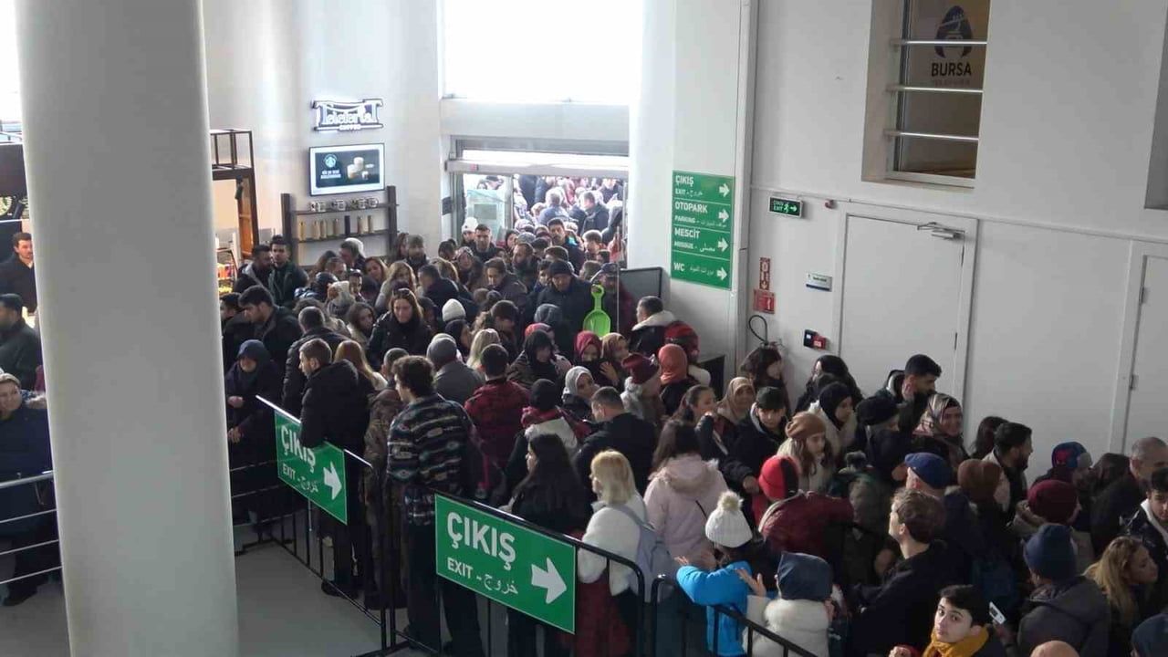 Uludağ teleferik istasyonunda uzun kuyruk