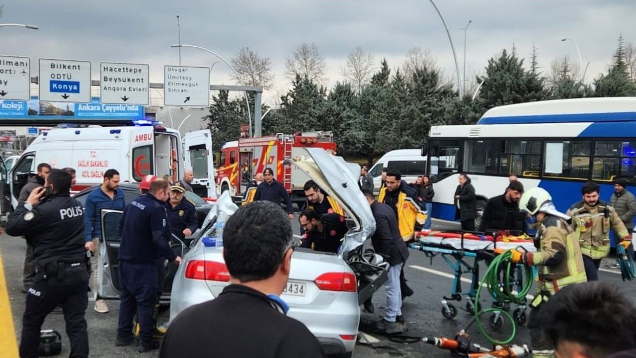 Ümitköy Metro Durağı'nda otomobil EGO otobüsüne çarptı: 4 yaralı, 1'i ağır