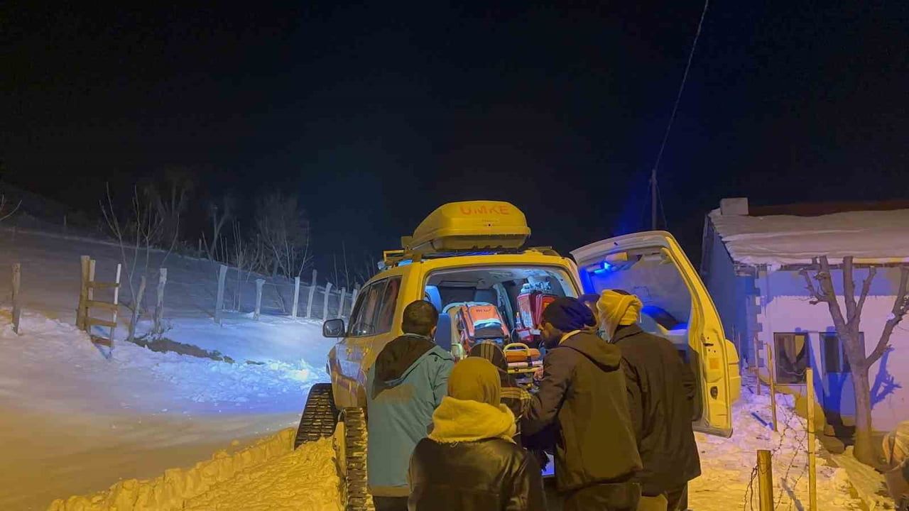 UMKE, Bingöl'de 90 yaşındaki hastayı karlı yolda hastaneye ulaştırdı