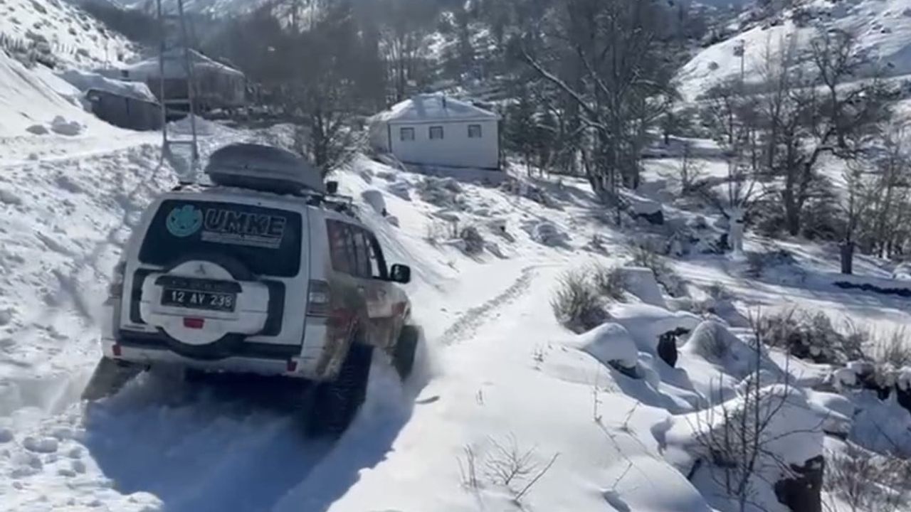 UMKE, Bingöl'de kara yolu kapalı köyde 100 yaşındaki diyaliz hastasını hastaneye ulaştırdı